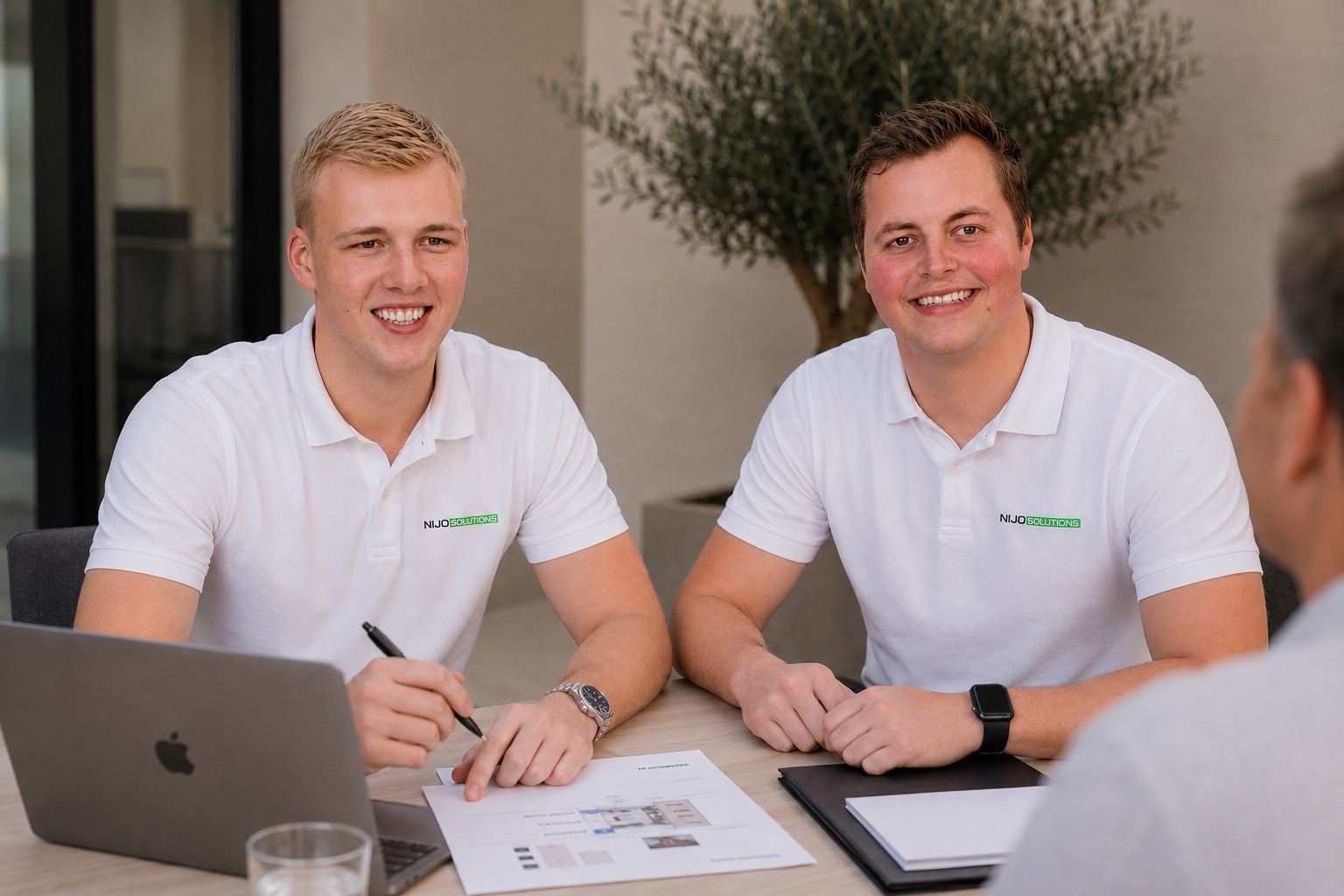 Nick Schwienheer und Jonah Greß im Gespräch mit einem Kunden