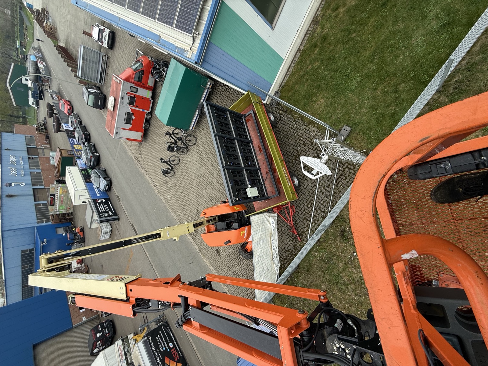 Starlink-Backup und LED-Wand beim Aufbau des MOSHnMAY Festivals 2025 – Blick aus dem Hubsteiger