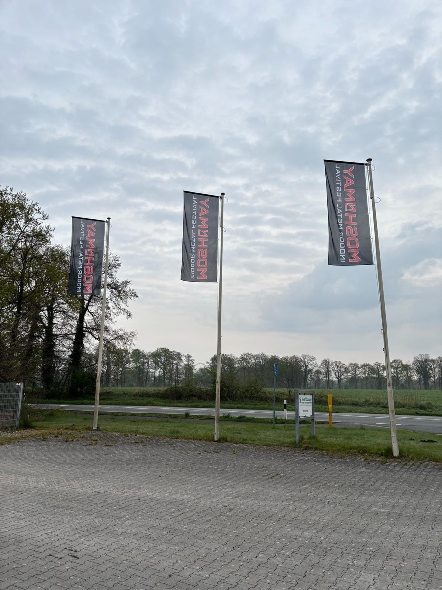 MOSHnMAY-Fahnen am Eingang zum Festivalgelände in Schapen