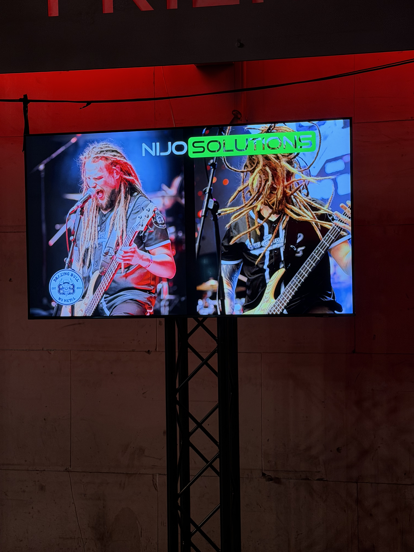 NIJO-Solutions-Monitor an der Traversenkonstruktion beim MOSHnMAY Festival
